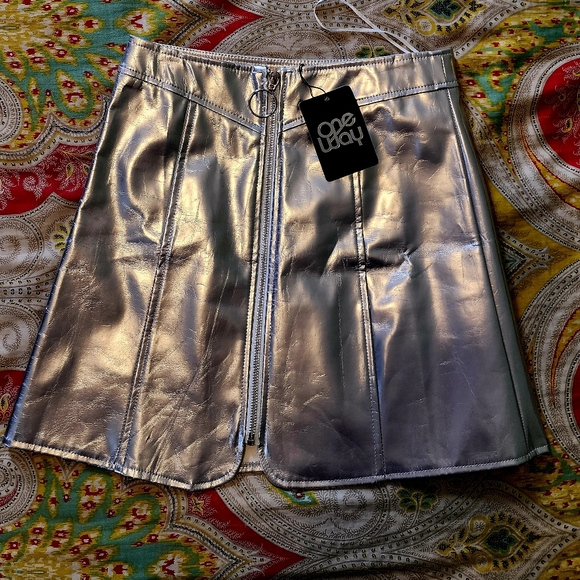 NWT Silver vegan leather miniskirt - Picture 7 of 9